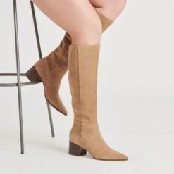 KIRSON BOOTS MUSHROOM SUEDE(Kirson Boots Mushroom Suede) 18 KIRSON BOOTS MUSHROOM SUEDE(Kirson Boots Mushroom Suede) -Dolce Vita DOLCEVITA BOOTS KIRSON MUSHROOMSUEDE ONFOOT 04 1