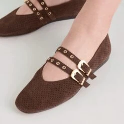 BAYLEE GROMMET BALLET FLATS DK BROWN PERFORATED SUEDE(Baylee Grommet Ballet Flats Dk Brown Perforated Suede) 19 BAYLEE GROMMET BALLET FLATS DK BROWN PERFORATED SUEDE(Baylee Grommet Ballet Flats Dk Brown Perforated Suede) -Dolce Vita DOLCEVITA FLATS BAYLEEGROMMET DKBROWNPERFORATEDSUEDE ONFOOT 03