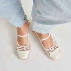 CAMBRE BALLET FLATS WHITE MESH(Cambre Ballet Flats White Mesh) -Dolce Vita DOLCEVITA FLATS CAMBRE WHITEMESH ONFOOT 01