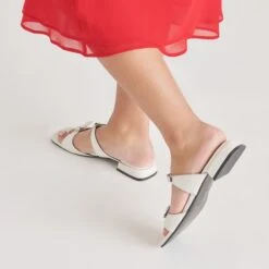 LAVERN SANDALS OFF WHITE CRINKLE PATENT(Lavern Sandals Off White Crinkle Patent) 15 LAVERN SANDALS OFF WHITE CRINKLE PATENT(Lavern Sandals Off White Crinkle Patent) -Dolce Vita DOLCEVITA FLATS LAVERN OFFWHITECRINKLEPATENT ONFOOT 02