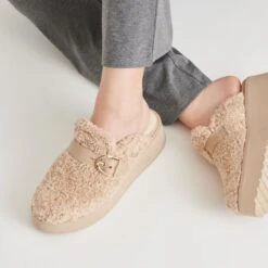 LELANI PLUSH FLATS NATURAL PLUSH(Lelani Plush Flats Natural Plush) 14 LELANI PLUSH FLATS NATURAL PLUSH(Lelani Plush Flats Natural Plush) -Dolce Vita DOLCEVITA FLATS LELANIPLUSH NATURALPLUSH ONFOOT 02 1