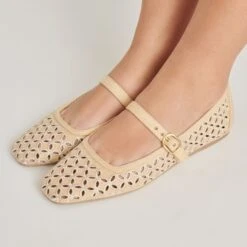 RODNI EYELET PERF BALLET FLATS LT NATURAL WOVEN RAFFIA(Rodni Eyelet Perf Ballet Flats Lt Natural Woven Raffia) -Dolce Vita DOLCEVITA FLATS RODNIEYELETPERF LTNATURALWOVENRAFFIA ONFOOT 02