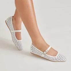RODNI EYELET PERF BALLET FLATS TRUE WHITE LEATHER(Rodni Eyelet Perf Ballet Flats True White Leather) 17 RODNI EYELET PERF BALLET FLATS TRUE WHITE LEATHER(Rodni Eyelet Perf Ballet Flats True White Leather) -Dolce Vita DOLCEVITA FLATS RODNIEYELETPERF TRUEWHITELEATHER ONFOOT 02