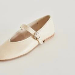 ROSLYN BALLET FLATS CREME LEATHER(Roslyn Ballet Flats Creme Leather) 29 ROSLYN BALLET FLATS CREME LEATHER(Roslyn Ballet Flats Creme Leather) -Dolce Vita DOLCEVITA FLATS ROSLYN CREME LEATHER DETAILS 01