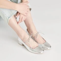 ARDIEN HEELS SILVER CRINKLE PATENT(Ardien Heels Silver Crinkle Patent) -Dolce Vita DOLCEVITA HEELS ARDIEN SILVERCRINKLEDPATENT ONFOOT 03