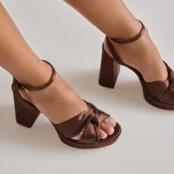 PARLO HEELS MID BROWN SATIN(Parlo Heels Mid Brown Satin) -Dolce Vita DOLCEVITA HEELS PARLO MIDBROWNSATIN ONFOOT 03