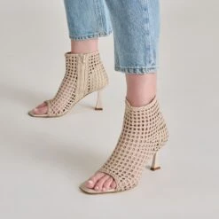 QUIN HEELS BONE WOVEN LEATHER(Quin Heels Bone Woven Leather) -Dolce Vita DOLCEVITA HEELS QUIN BONEWOVENLEATHER ONFOOT 03