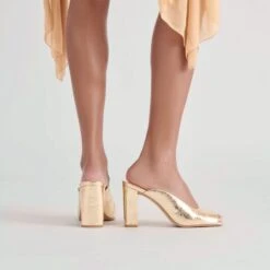 SABELA HEELS GOLD DISTRESSED LEATHER(Sabela Heels Gold Distressed Leather) -Dolce Vita DOLCEVITA HEELS SABELA GOLDDISTRESSEDLEATHER ONFOOT 01