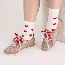 HEARTS CREW SOCKS WHITE RED(Hearts Crew Socks White Red) -Dolce Vita DOLCEVITA HOISERY SOCKS ONFOOT 05