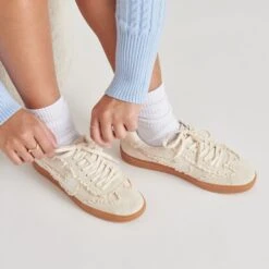 NOTICE LACE SNEAKERS IVORY SUEDE(Notice Lace Sneakers Ivory Suede) 20 NOTICE LACE SNEAKERS IVORY SUEDE(Notice Lace Sneakers Ivory Suede) -Dolce Vita DOLCEVITA SNEAKERS NOTICELACE IVORYSUEDE ONFOOT 02