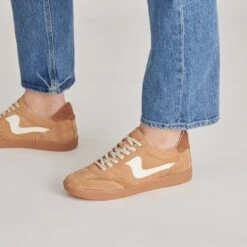 NOTICE SNEAKERS BROWN SUEDE(Notice Sneakers Brown Suede) -Dolce Vita DOLCEVITA SNEAKERS NOTICE BROWNSUEDE ONFOOT 01