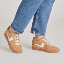 NOTICE SNEAKERS BROWN SUEDE(Notice Sneakers Brown Suede) -Dolce Vita DOLCEVITA SNEAKERS NOTICE BROWNSUEDE ONFOOT 02