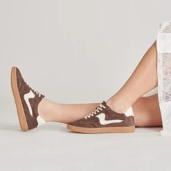 NOTICE SNEAKERS DK BROWN SUEDE(Notice Sneakers Dk Brown Suede) -Dolce Vita DOLCEVITA SNEAKERS NOTICE DKBROWNSUEDE ONFOOT