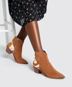 SENICA BOOTIES BROWN - Re:vita(Senica Booties Brown Resale) -Dolce Vita DOLCEVITA ON FOOT SENICA BROWN 2 adc23e09 789e 49c4 8d3e b0174a593a78